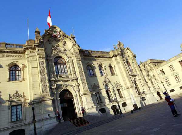 &iquest;Qu&eacute; hacer con Sedapal y Petroper&uacute;?