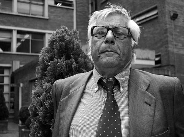 Aqu&iacute; yace un profesional