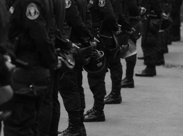 &iexcl;La estrategia de criminalizar al polic&iacute;a!