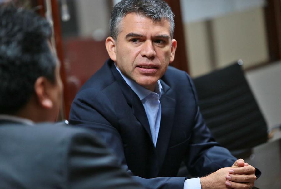 El fr&aacute;gil ascenso de Guzm&aacute;n