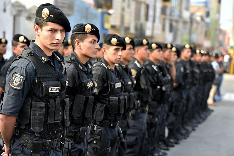 Los derechos humanos de polic&iacute;as y militares