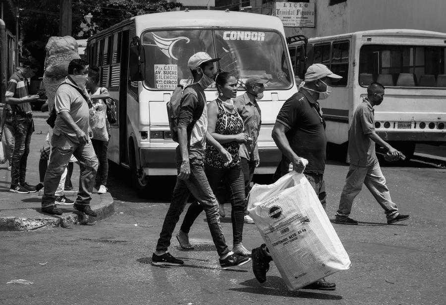 Del desborde popular a la sociedad emergente de Matos Mar