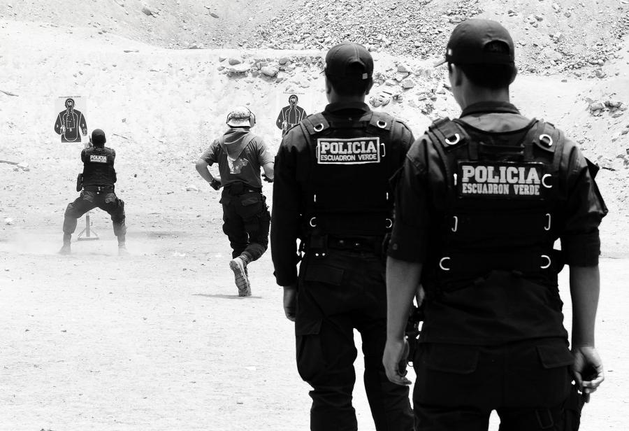 &iexcl;Desarmando al polic&iacute;a!